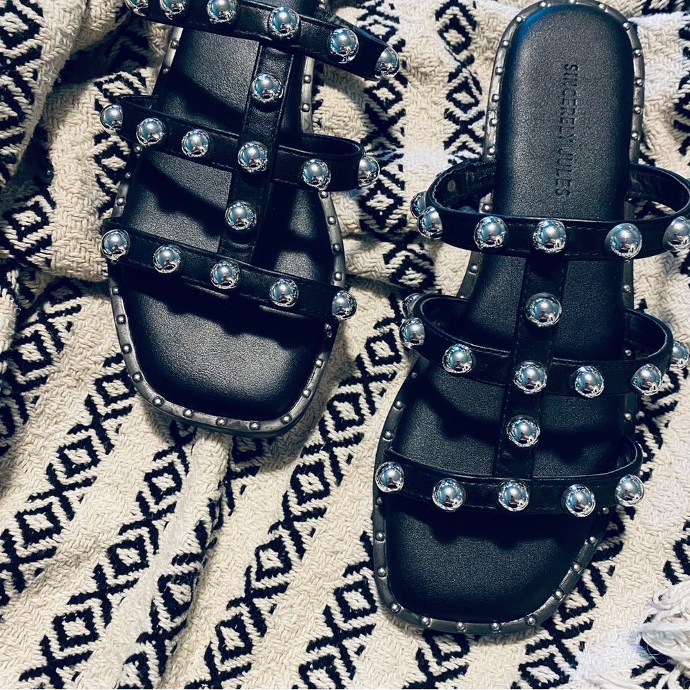Sincerely Jules Ventura Sandal Size 7.5 Black and Silver Like New